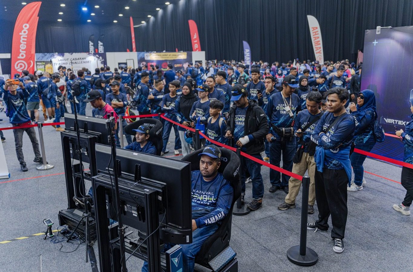 Crowds at Yamaha's Karnival Gen Blu queuing for Vertex's VRC track
